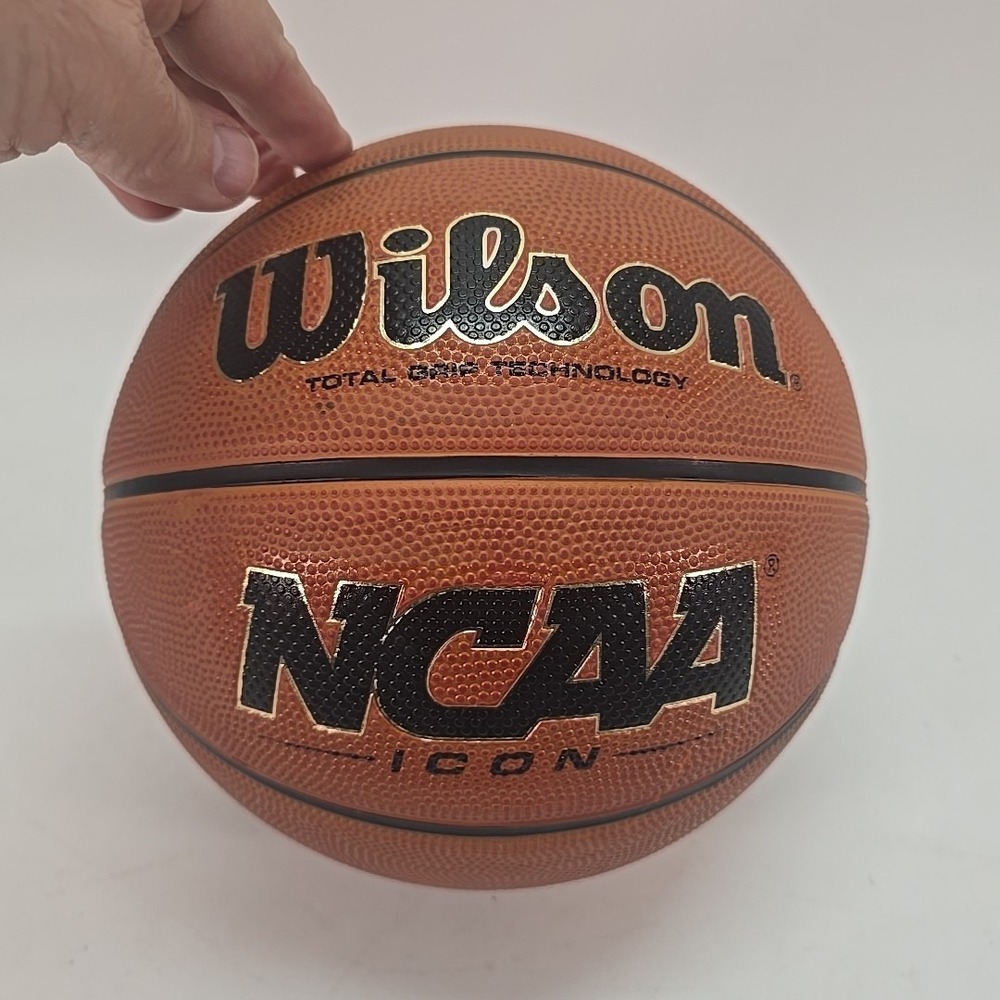 Wilson NCAA ICON 29.5" Size 7‎ Silver Series Basketball Total Grip Technology
